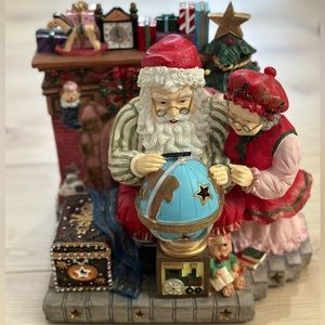 Grandeur Noel Santa Mrs Claus Fireplace Globe Musical Christmas Figurine